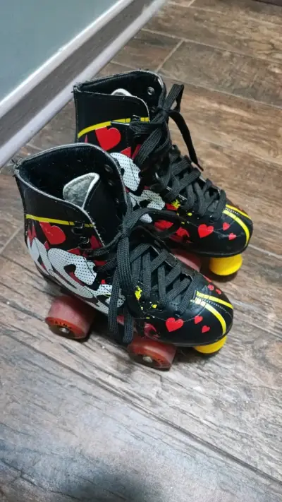Patines de cuatro ruedas con diseño de corazones - miniatura 1