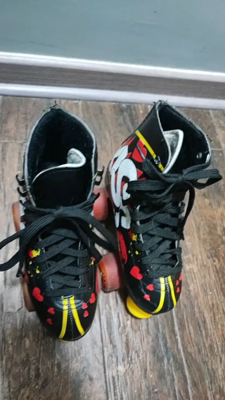 Patines de cuatro ruedas con diseño de corazones - 2
