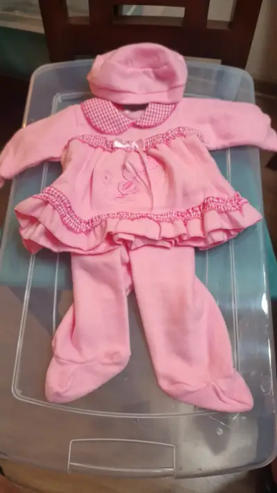 Conjunto de bebé rosado con gorro - miniatura 1