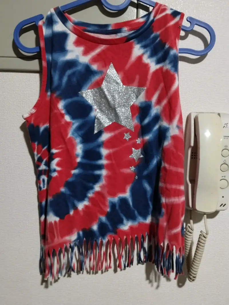 Polera sin mangas tie-dye con estrella brillante - 1