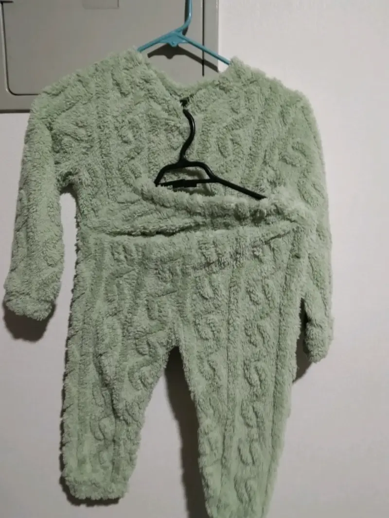 Conjunto de Pijama de niña verde suave y cálido