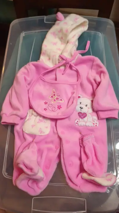 Enterito de bebé rosado con diseño de oso - miniatura 1