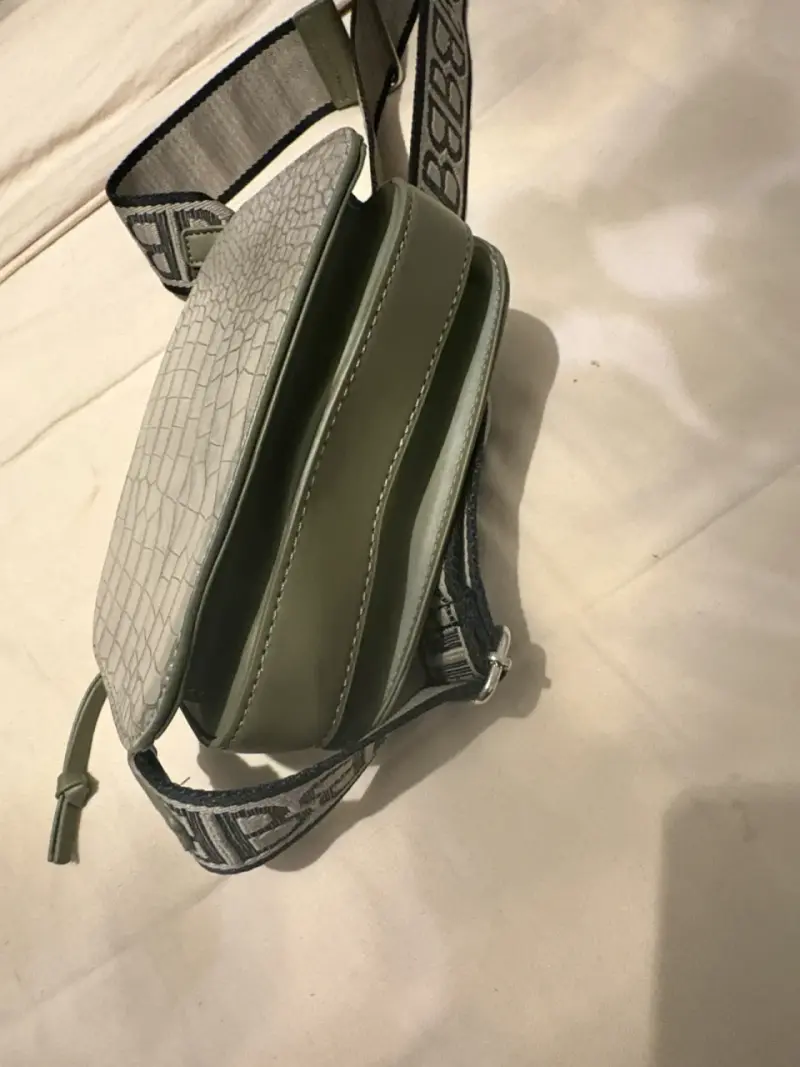 Cartera cruzada Basement verde grisace con textura - 5