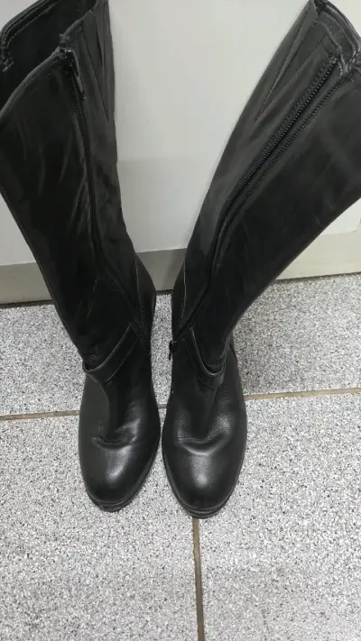 Botas negras de cuero Hush Puppies con tacón - miniatura 1