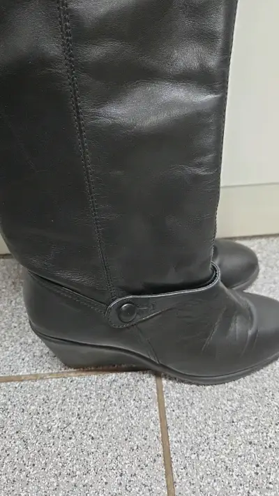 Botas negras de cuero Hush Puppies con tacón - miniatura 2