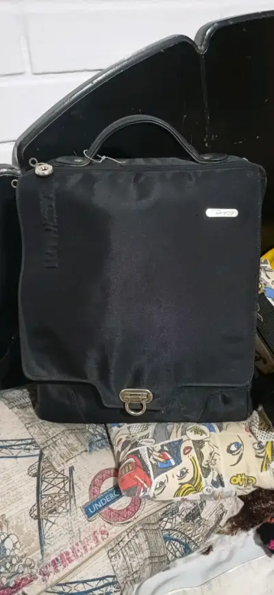 Mochila negra con múltiples compartimentos - miniatura 1