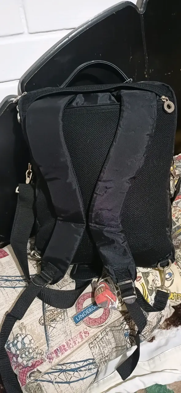 Mochila negra con múltiples compartimentos - 2