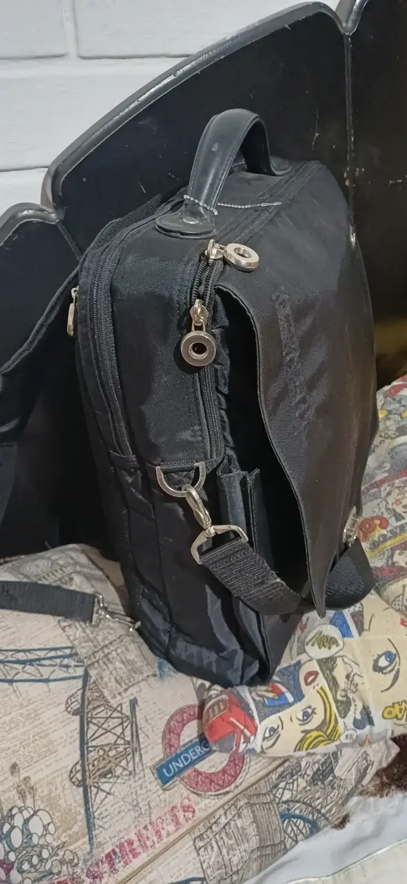Mochila negra con múltiples compartimentos - 3