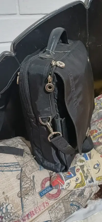 Mochila negra con múltiples compartimentos - miniatura 3