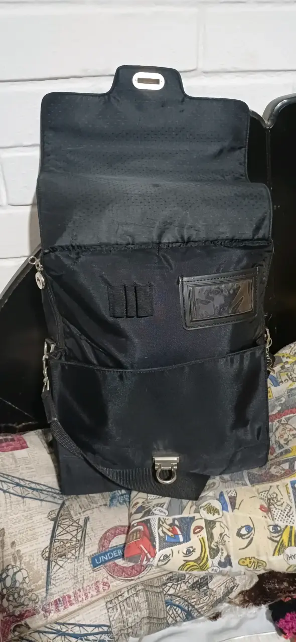 Mochila negra con múltiples compartimentos - 4