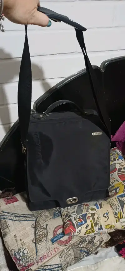 Mochila negra con múltiples compartimentos - miniatura 6