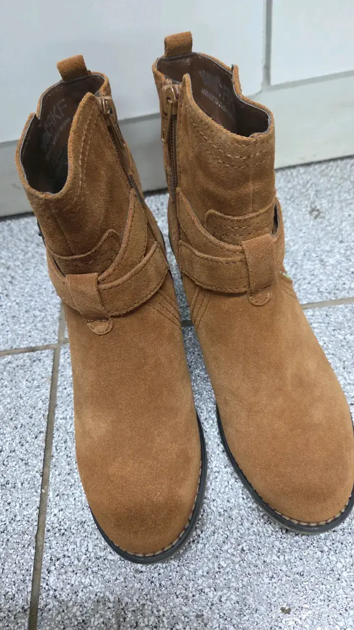 Botines de gamuza marrón con hebilla lateral - 1