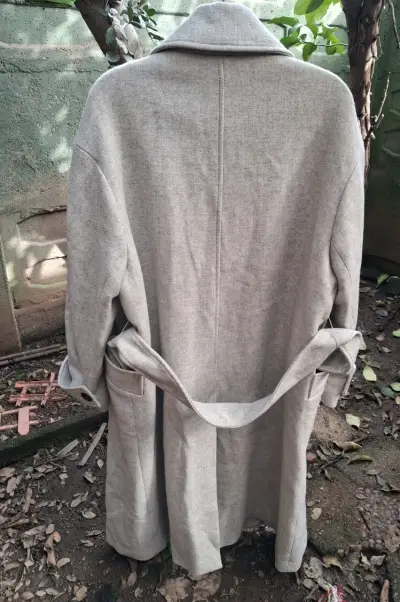 Abrigo largo gris Zara con cinturón - miniatura 2