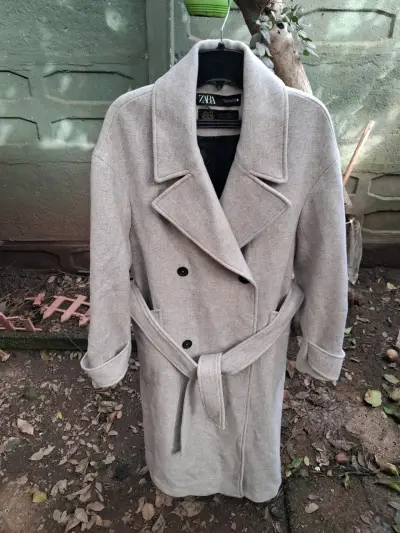 Abrigo largo gris Zara con cinturón - miniatura 3