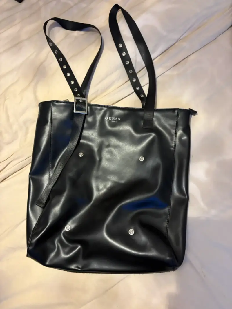 Bolso tote negro Guess con correas ajustables - 1