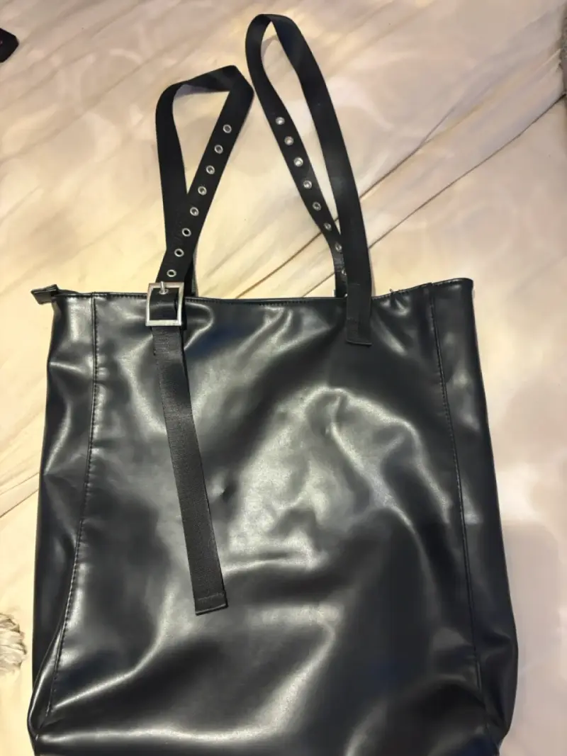 Bolso tote negro Guess con correas ajustables - 2