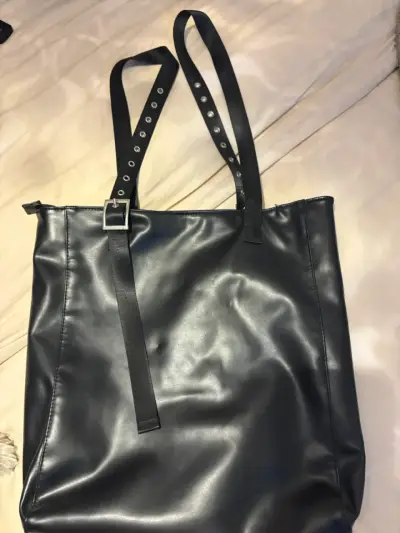 Bolso tote negro Guess con correas ajustables - miniatura 2