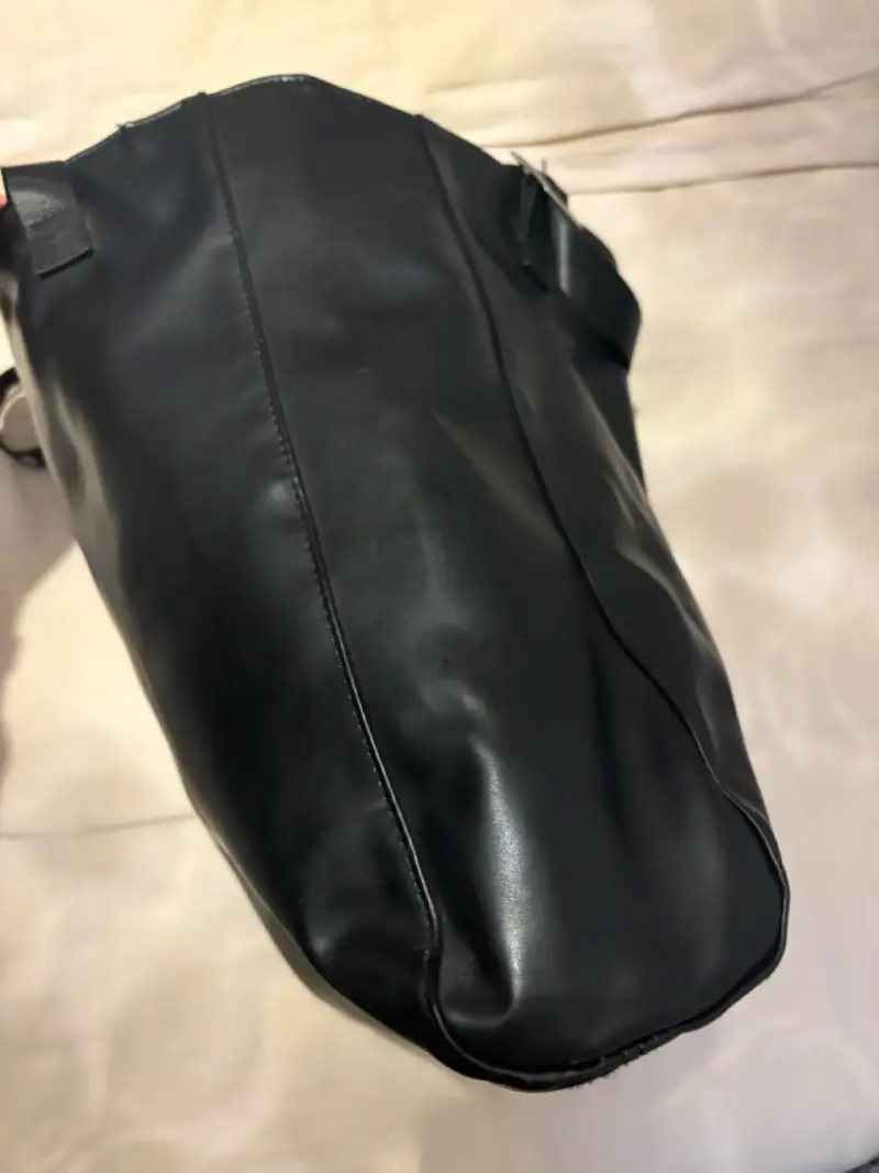 Bolso tote negro Guess con correas ajustables - 3