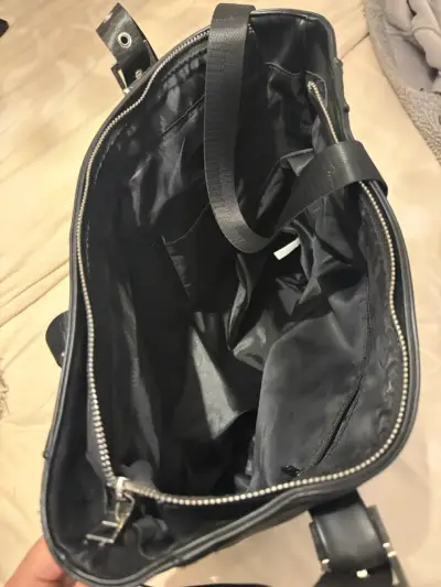 Bolso tote negro Guess con correas ajustables - miniatura 4