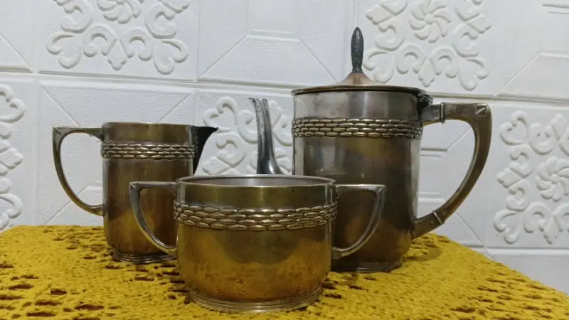 Juego de té vintage de metal con detalles decorativos - 1