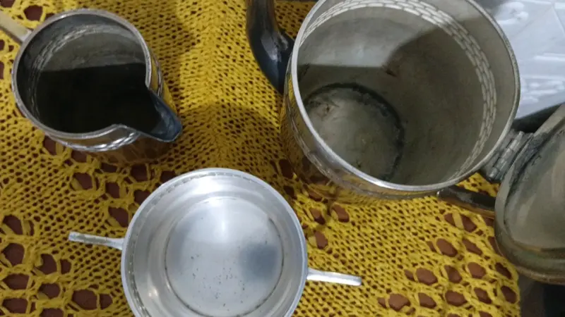 Juego de té vintage de metal con detalles decorativos - 2