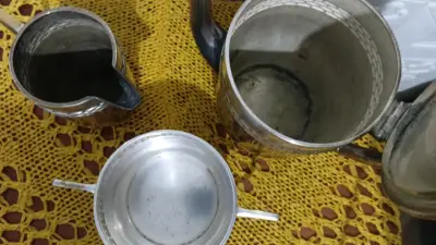 Juego de té vintage de metal con detalles decorativos - miniatura 2