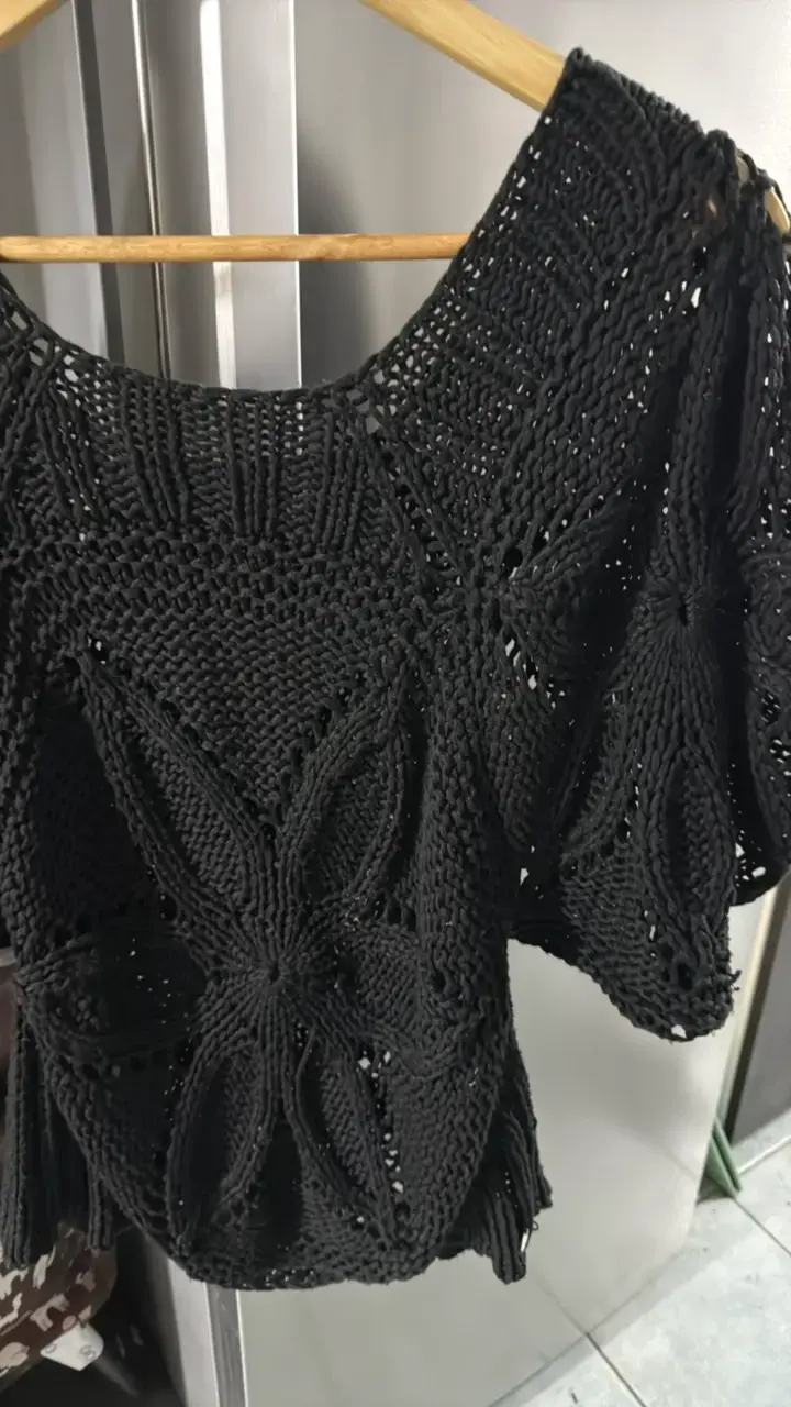 Blusa tejida a crochet negra elegante - 1