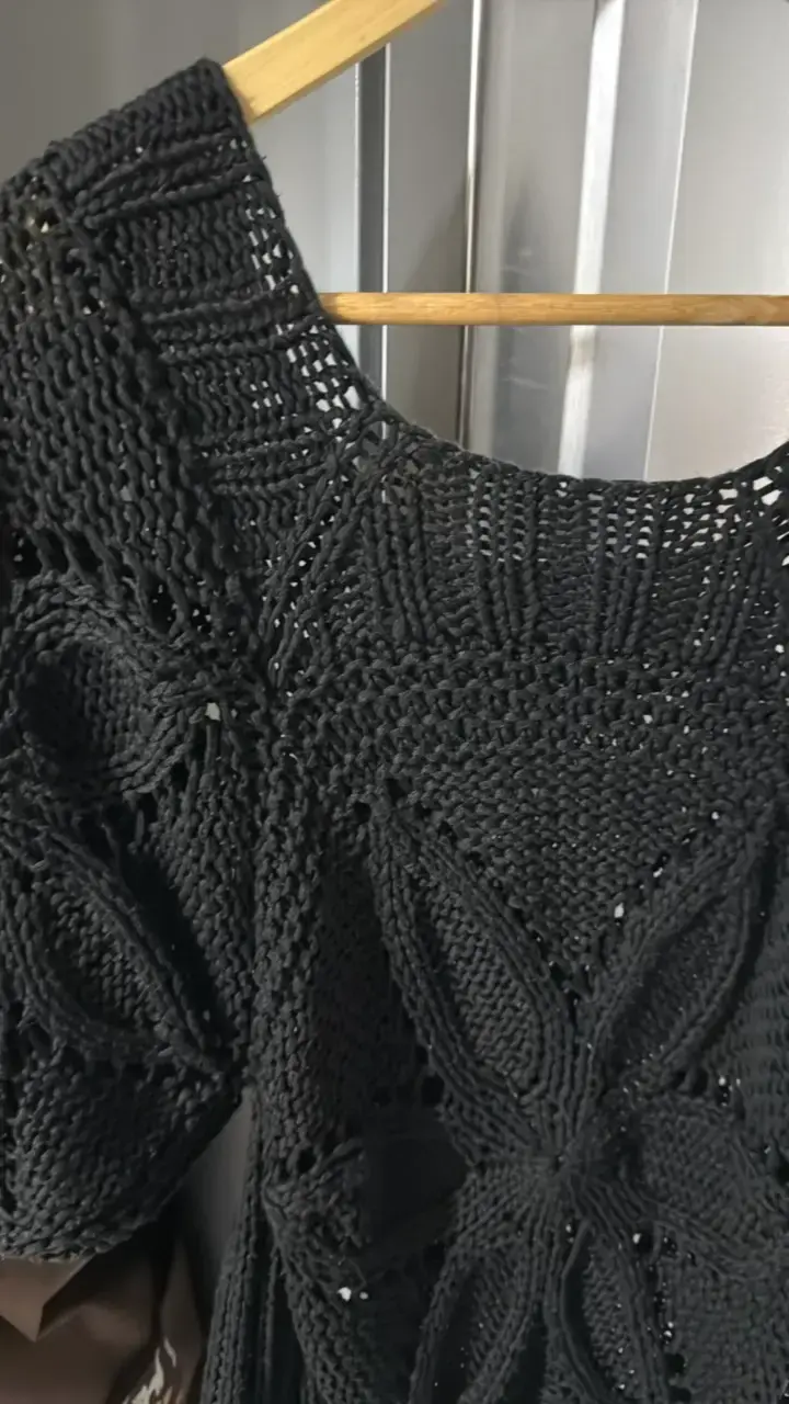 Blusa tejida a crochet negra elegante - 2