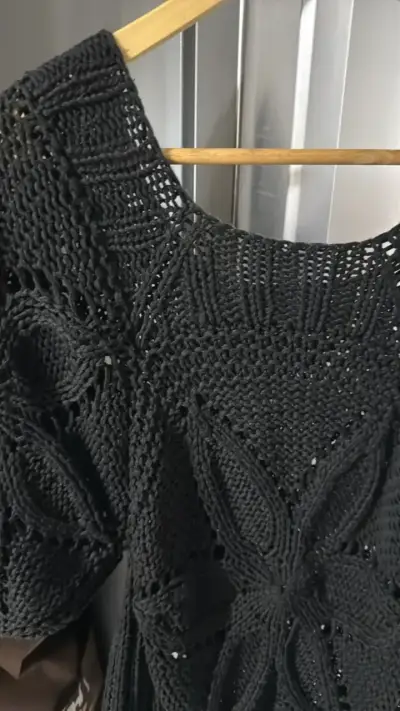 Blusa tejida a crochet negra elegante - miniatura 2