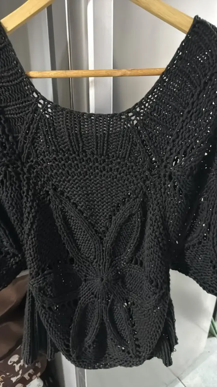 Blusa tejida a crochet negra elegante - 3