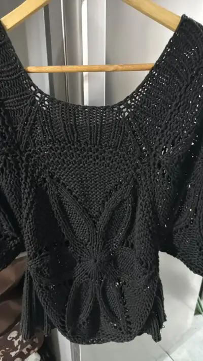 Blusa tejida a crochet negra elegante - miniatura 3