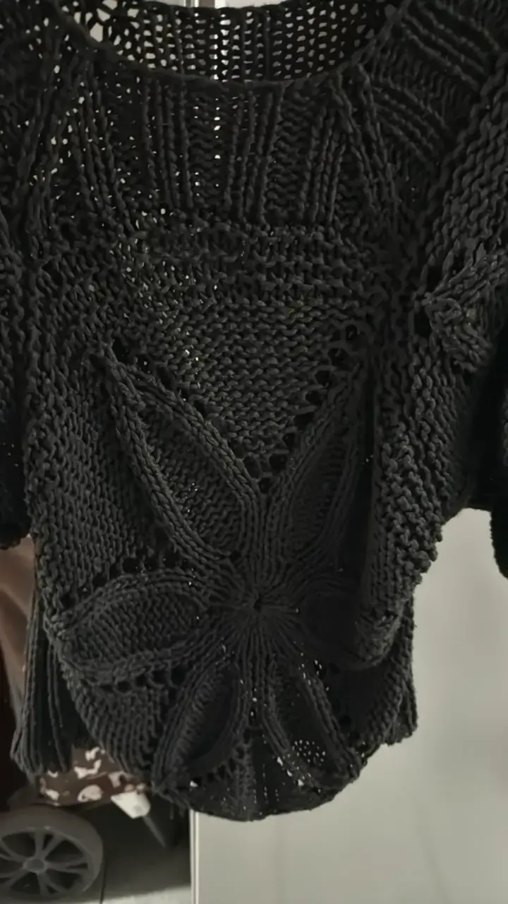 Blusa tejida a crochet negra elegante - 4