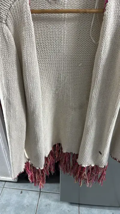 Cardigan de punto beige con flecos coloridos - miniatura 1