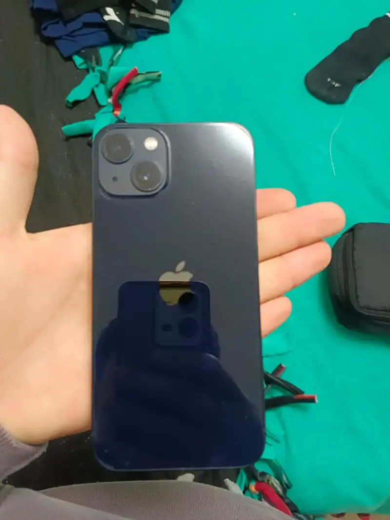iPhone 13 en buen estado color azul - 3