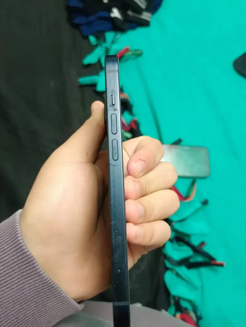 iPhone 13 en buen estado color azul - 5