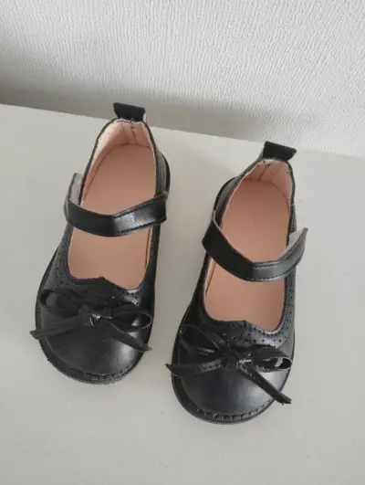 Zapatos de niña negros con lazo - miniatura 2