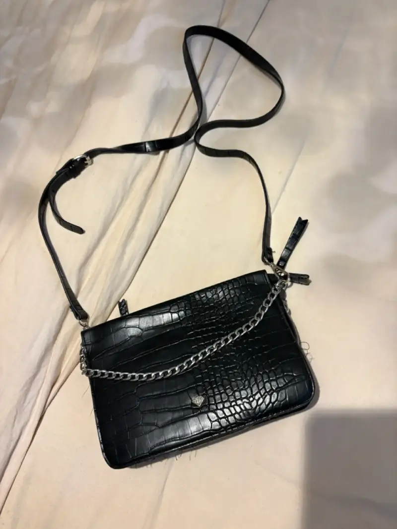 Cartera negra de cuero sintético con cadena - 1
