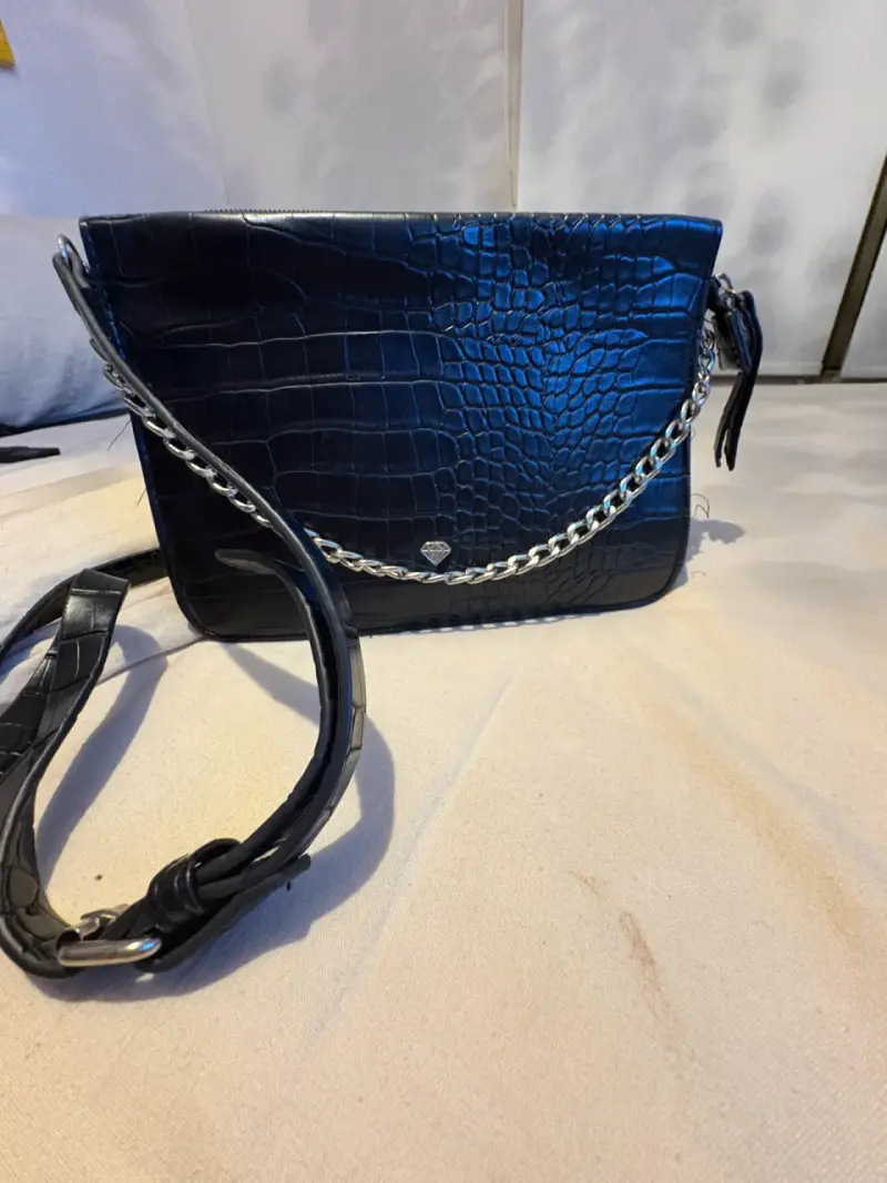 Cartera negra de cuero sintético con cadena - 2
