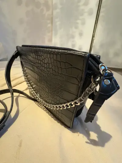 Cartera negra de cuero sintético con cadena - miniatura 3