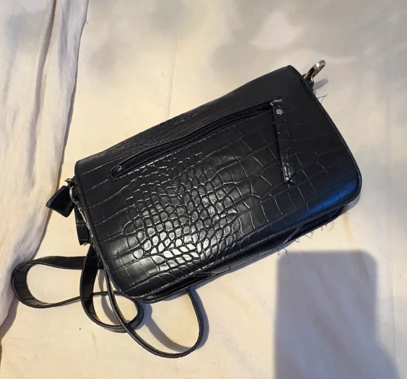 Cartera negra de cuero sintético con cadena - 4