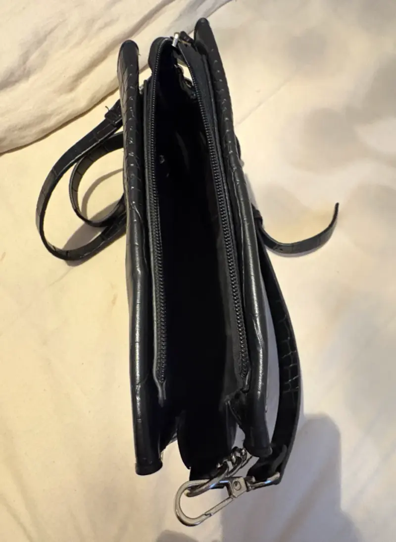 Cartera negra de cuero sintético con cadena - 5