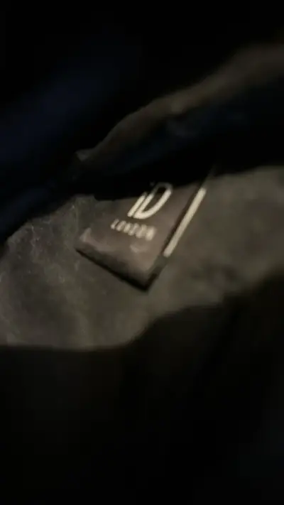 Cartera negra de cuero sintético con cadena - miniatura 6