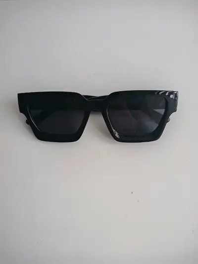 Gafas de sol negras estilo cuadrado - miniatura 1