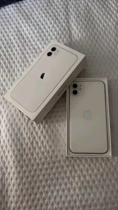 iPhone 11 blanco en buen estado - miniatura 1