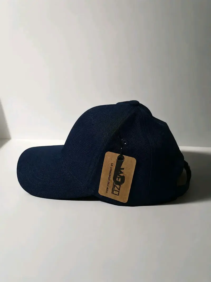 Gorra azul oscuro con etiqueta Neo