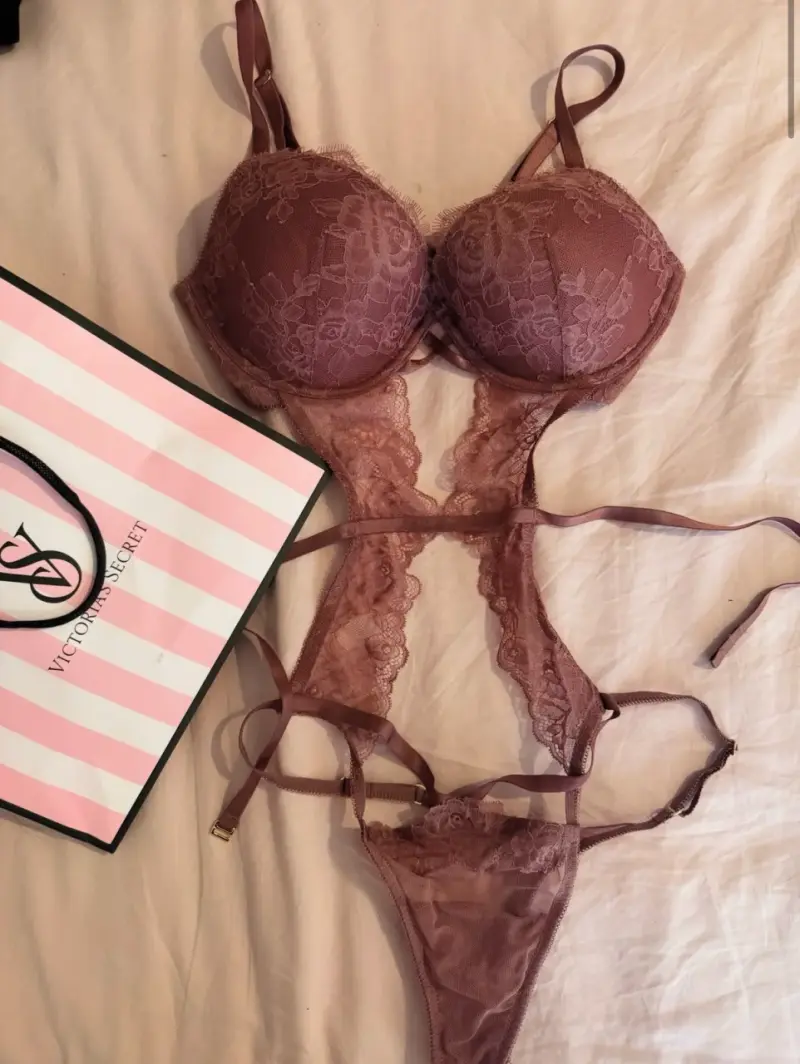 Conjunto lencería encaje Victoria's Secret color rosa