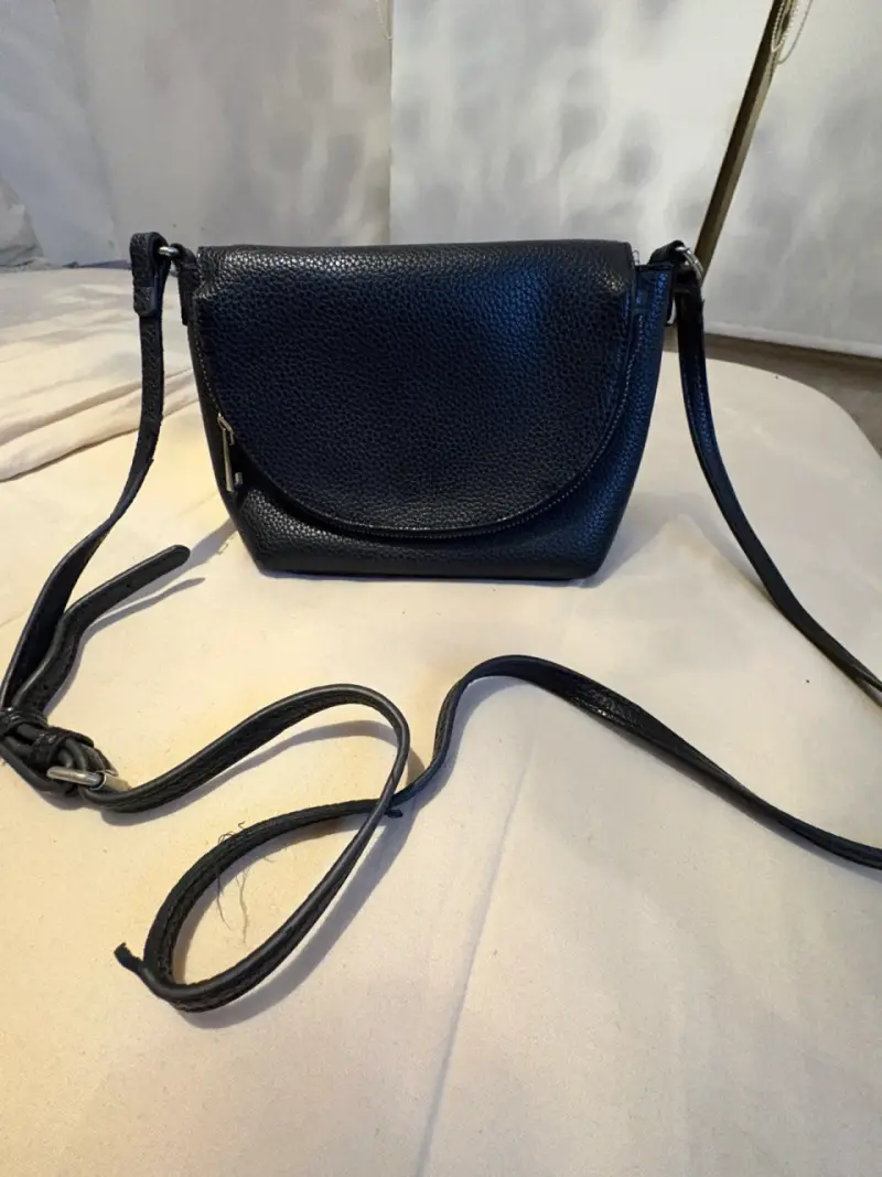 Cartera cruzada negra de cuero sintético elegante - 1