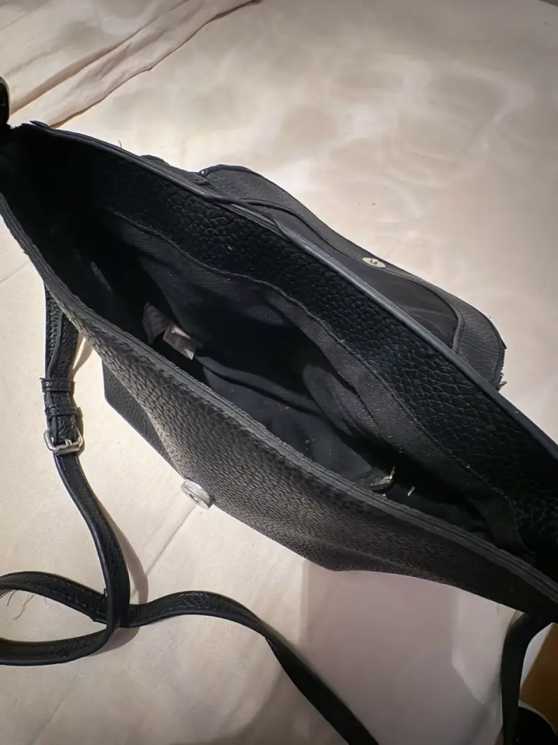 Cartera cruzada negra de cuero sintético elegante - 4