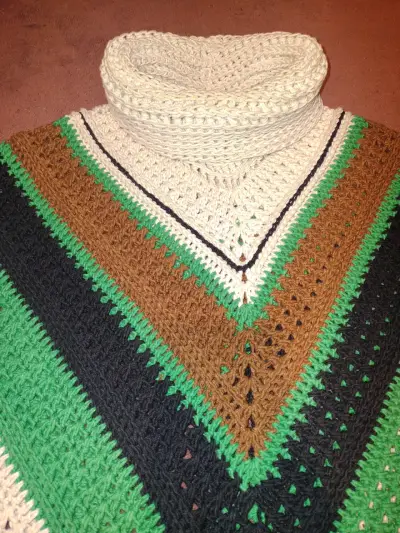 Poncho tejido a crochet multicolor - miniatura 2