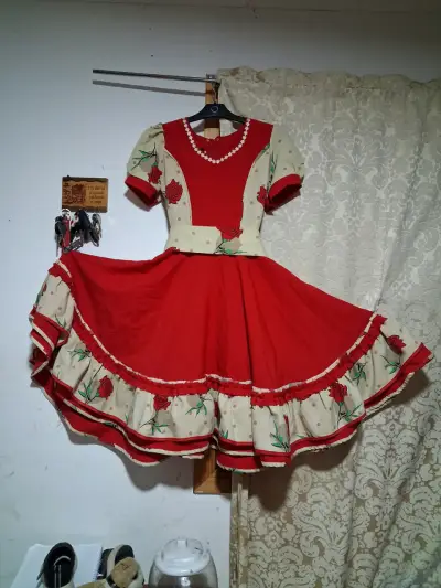 Vestido folklórico rojo con estampado de rosas - miniatura 1